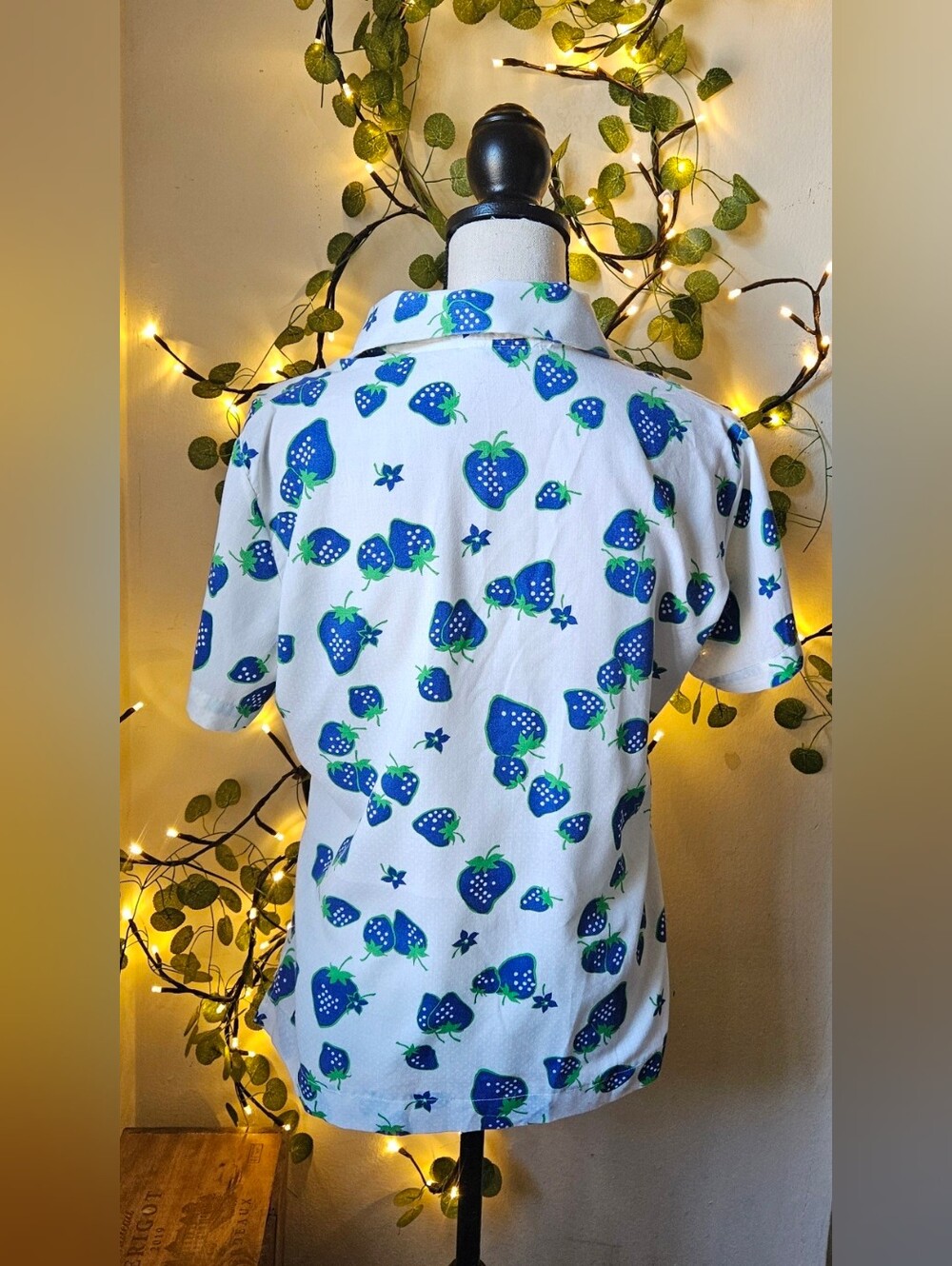 Vintage Sears white blue strawberry and flowers novelty motif accented with brig - Picture 3 of 7